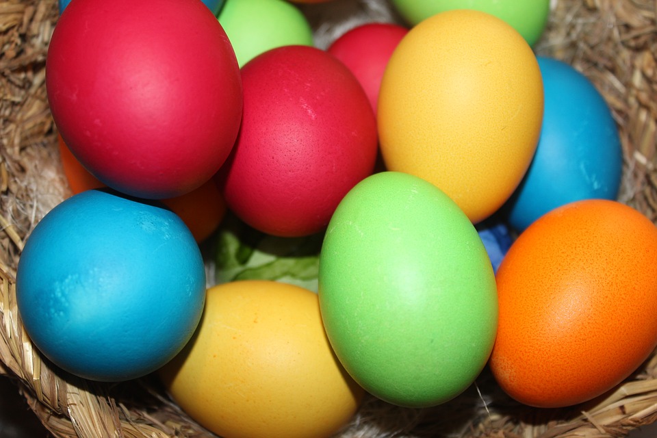 Μεγάλη Πέμπτη: Βάψιμο αυγών με τον πιο "φυσικό" τρόπο