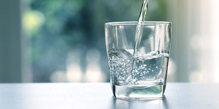 Νερό με άδειο στομάχι το πρωί: Τι δημιουργεί στον οργανισμό
