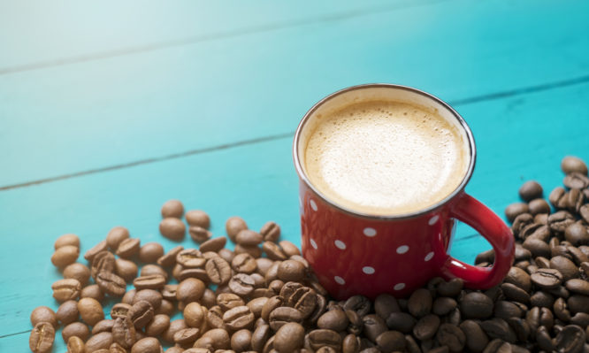 Τέσσερα φλιτζάνια καφέ θα μπορούσαν να μειώσουν σημαντικά το λίπος