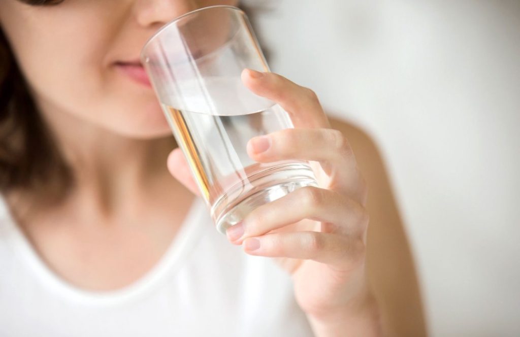 Πότε πρέπει να πίνετε νερό κατά τη διάρκεια του γεύματος;