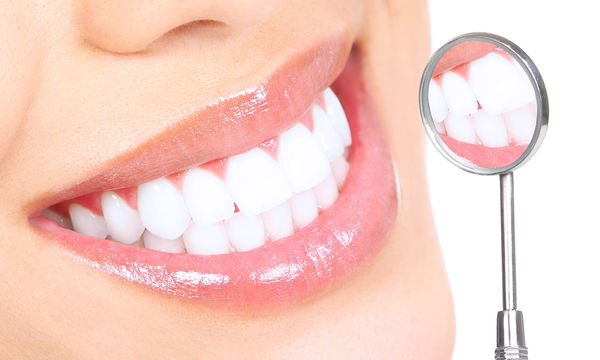Ποιες τροφές χαρίζουν λευκά δόντια
