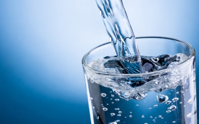 Αυτοί είναι οι τρεις χρήσιμοι τρόποι για να πίνετε περισσότερο νερό