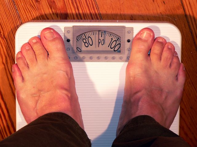 Καλοκαίρι και δίαιτα: 7 αληθινά... ψέμματα και τα λάθη της ζυγαριάς μας