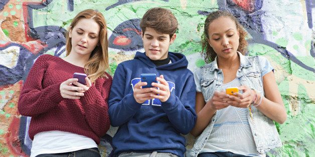Εφηβεία και Ίντερνετ: Πώς επηρεάζει την ερωτική τους ζωή 