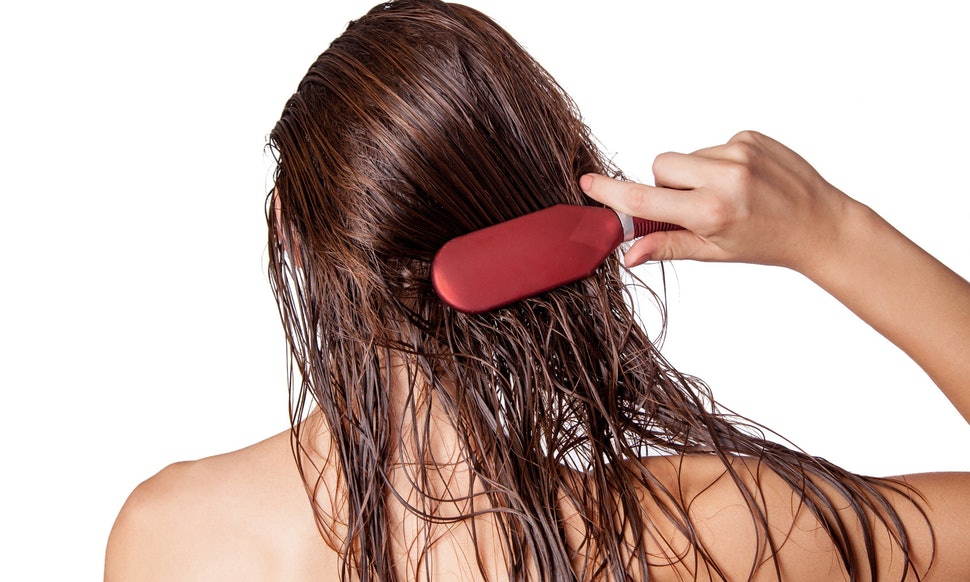 Βρεγμένα μαλλιά: Αυτοί είναι οι κίνδυνοι σε περίπτωση που ξαπλώσετε κατευθείαν μετά το μπάνιο