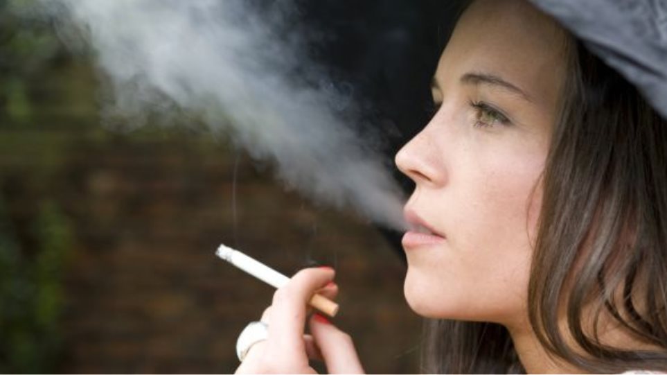 Έρευνα: Οι γυναίκες που καπνίζουν παρουσιάζουν περισσότερες πιθανότητες ενός εμφράγματος