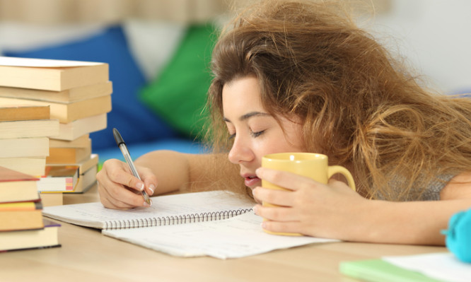 Ποια παιδιά κινδυνεύουν να παχύνουν από το στρες των εξετάσεων